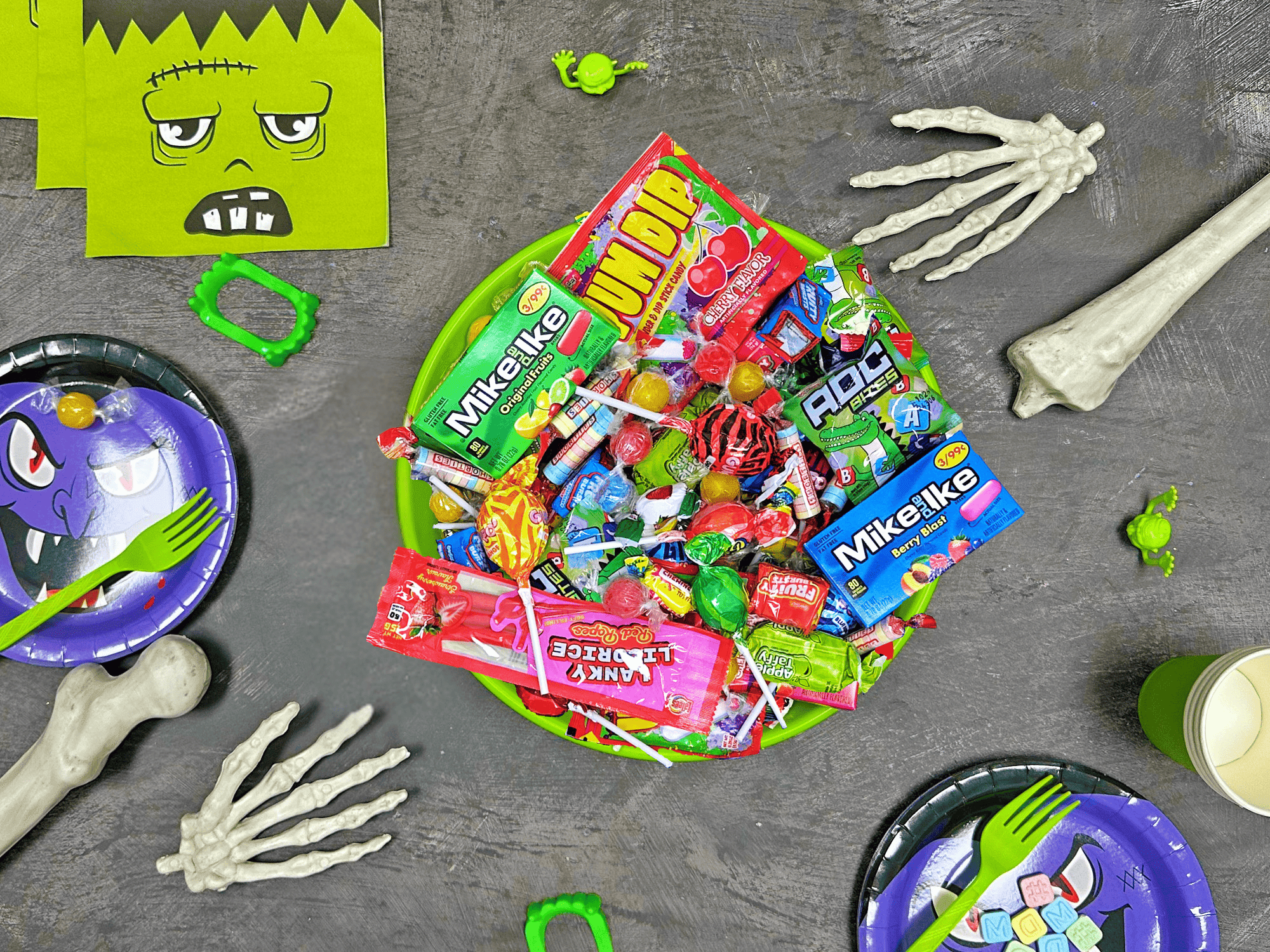 Halloween Candy Variety Pack - Bulk Candy - 4 Pounds - Assorted Parade Candies - Pinata Stuffers - Party Mix