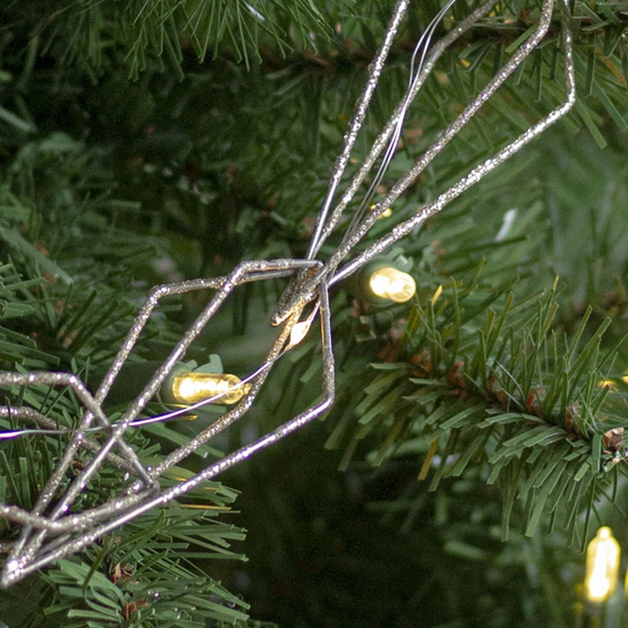 Northlight 6ft LED Lighted B/O Gold Wire Diamond Christmas Garland - Warm White Lights - 6'