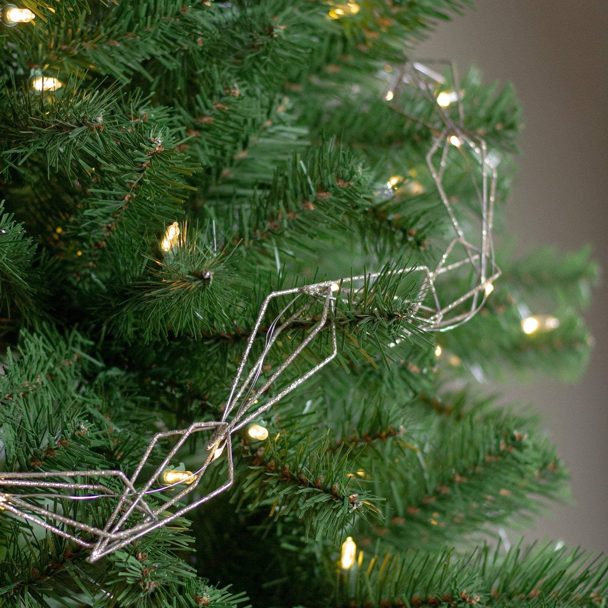 Northlight 6ft LED Lighted B/O Gold Wire Diamond Christmas Garland - Warm White Lights - 6'