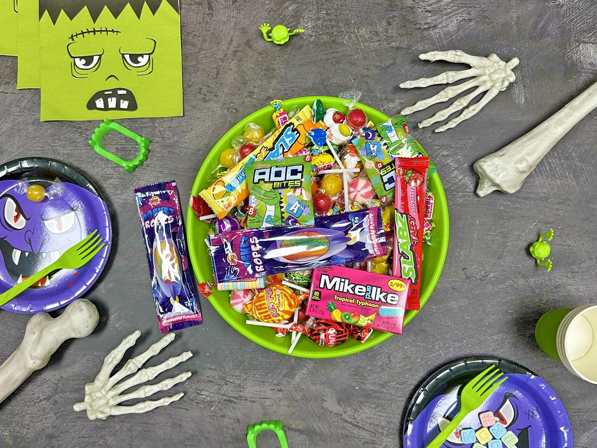Variety Candy Pack - Halloween Treat - Bulk Parade - 2.2 Pounds - Pinata Stuffers Assortment- Fun Size Candies - Lalees