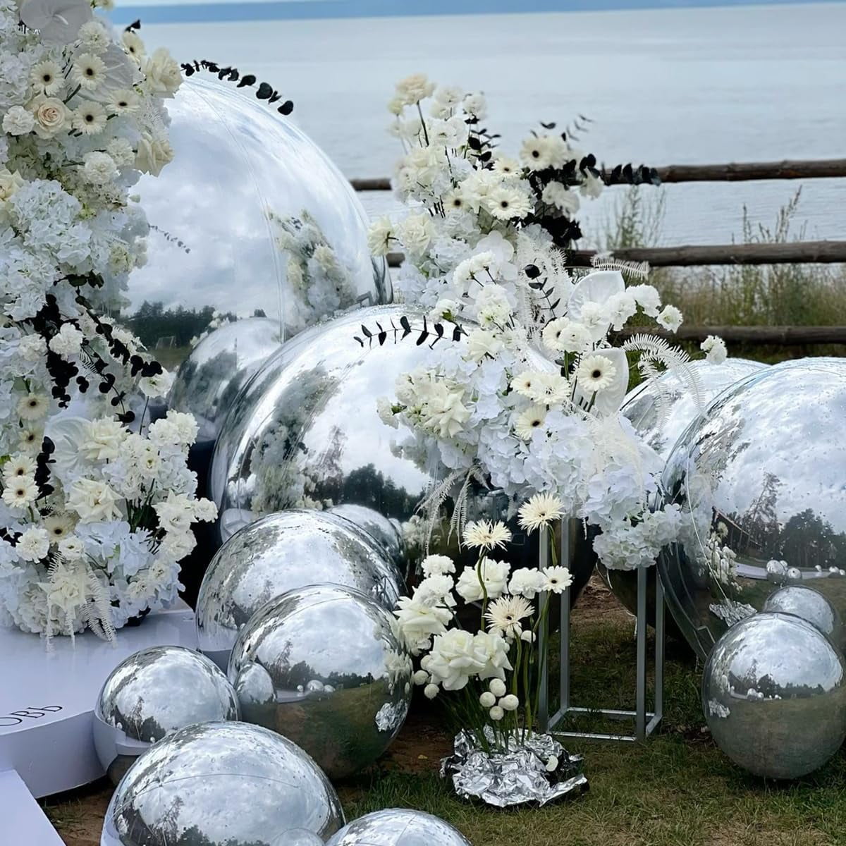 US STOCK Inflatable Mirror Ball, Silver Giant Mirror Balloon, Big Shinny Balls, Reusable PVC Hanging Disco Sphere For Party & Wedding & Event Decoration (Silver, 60CM/24IN/1.9FT)